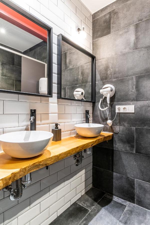 Four Rooms Hostel Луго Экстерьер фото